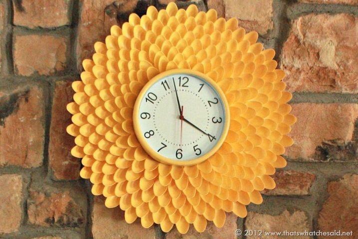 Plastic Spoons Chrysanthemum Clock